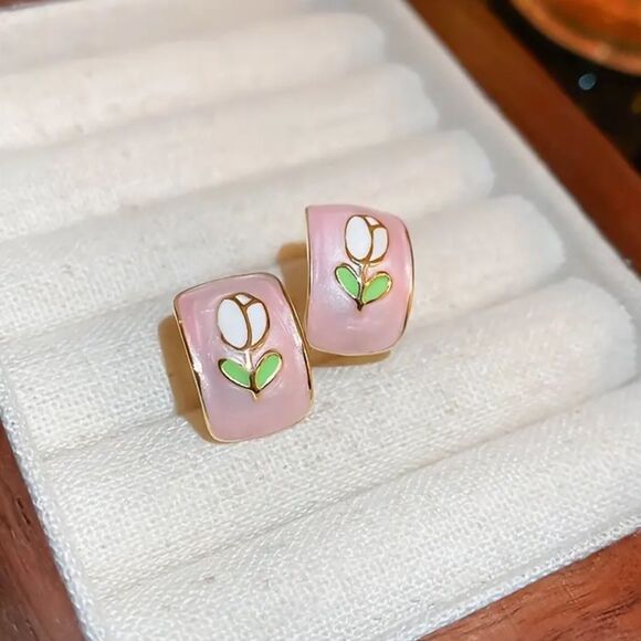 🌷Elegant GoldTone White Ivory Swirl Tulip Painted Earrings - Picture 16 of 16